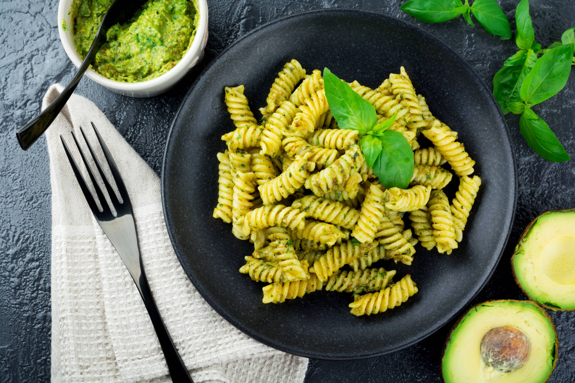 Autosvezzamento Ricette: Fusilli al pesto di avocado e basilico